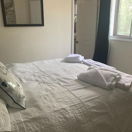 The Swan @ Stoford Hotell Eksteriør bilde A bed with a duvet