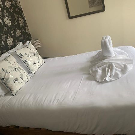 The Swan @ Stoford Hotell Eksteriør bilde A bed with a duvet