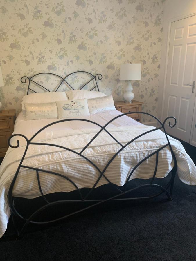 The Swan @ Stoford Hotell Eksteriør bilde Wrought iron bed