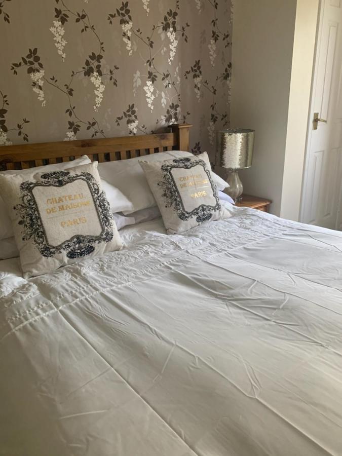 The Swan @ Stoford Hotell Eksteriør bilde A bed with a duvet