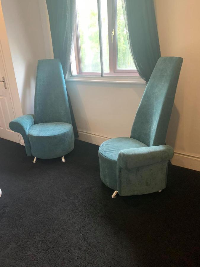 The Swan @ Stoford Hotell Eksteriør bilde The original chairs at the BBC Television Centre