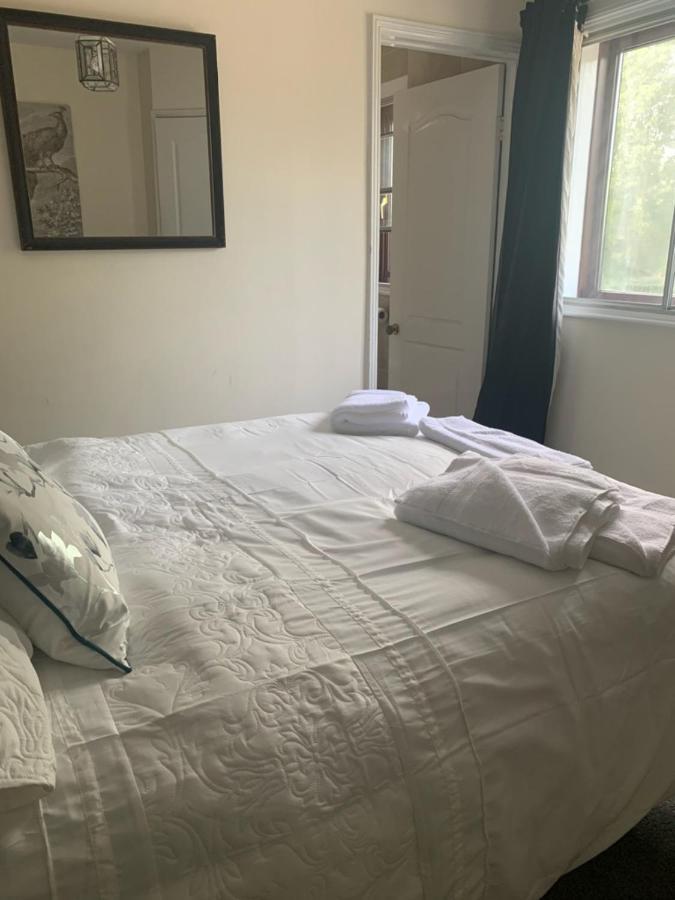 The Swan @ Stoford Hotell Eksteriør bilde A bed with a duvet