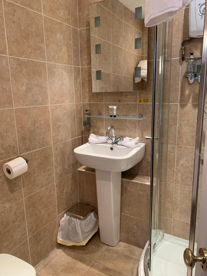 The Swan @ Stoford Hotell Eksteriør bilde A modern bathroom
