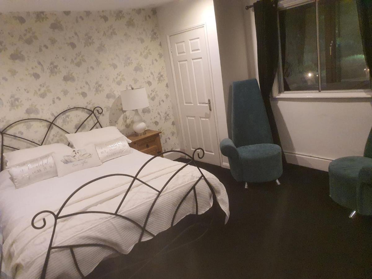 The Swan @ Stoford Hotell Eksteriør bilde A bedroom at the hotel