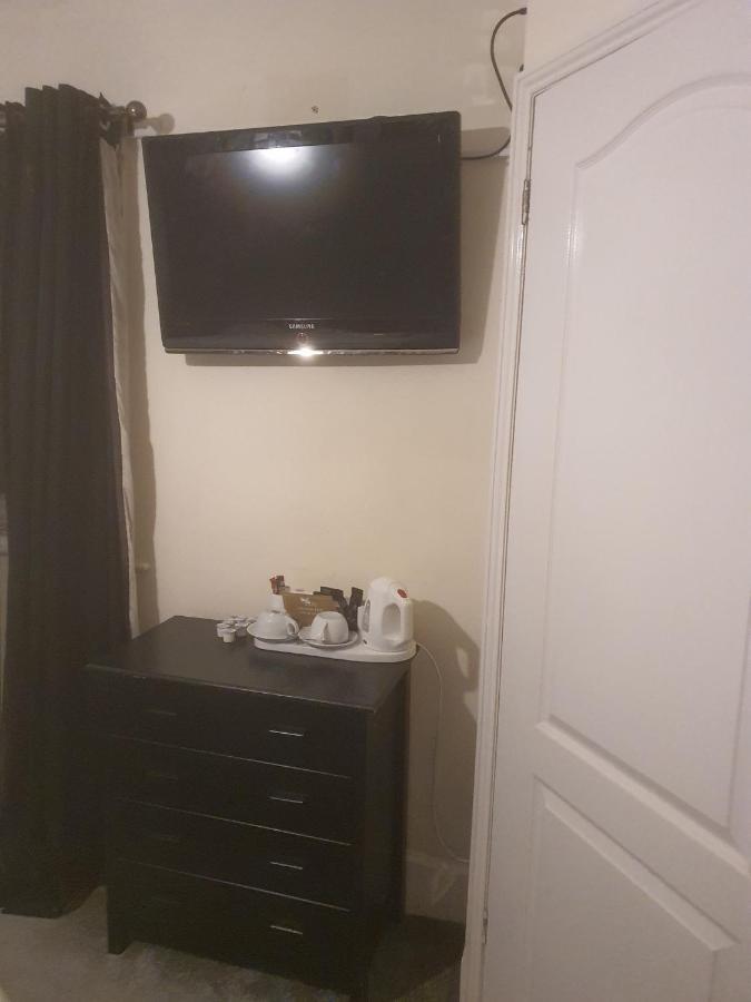 The Swan @ Stoford Hotell Eksteriør bilde A television in a hotel room
