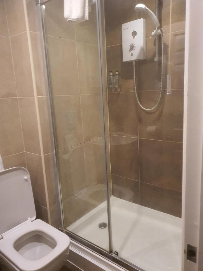 The Swan @ Stoford Hotell Eksteriør bilde A shower cubicle