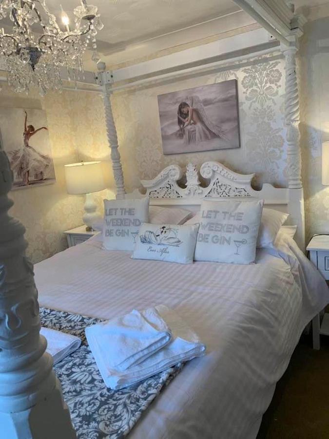 The Swan @ Stoford Hotell Eksteriør bilde The bedroom at The Swan Inn