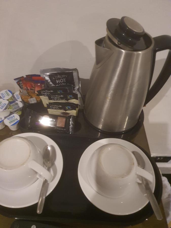 The Swan @ Stoford Hotell Eksteriør bilde A kettle with a selection of tea and coffee
