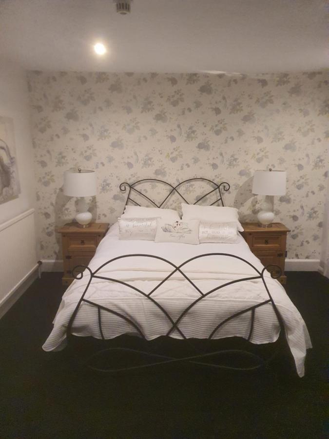 The Swan @ Stoford Hotell Eksteriør bilde A bedroom at the hotel