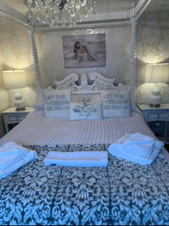 The Swan @ Stoford Hotell Eksteriør bilde The wedding bed