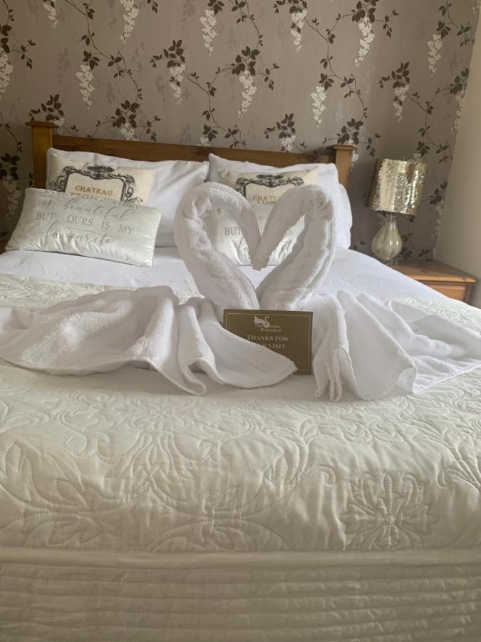 The Swan @ Stoford Hotell Eksteriør bilde A bed at the hotel