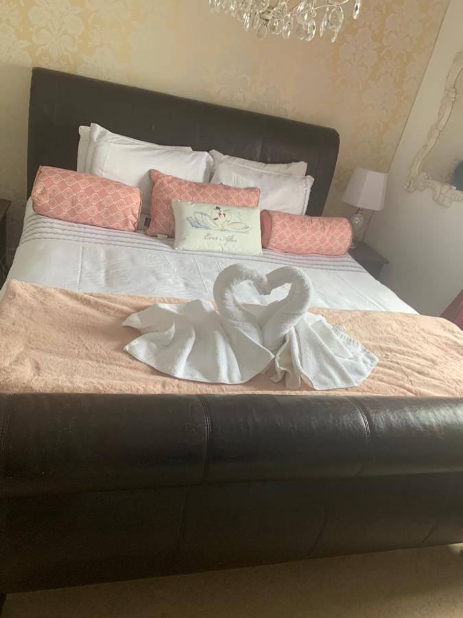 The Swan @ Stoford Hotell Eksteriør bilde A bed with a heart shaped towel