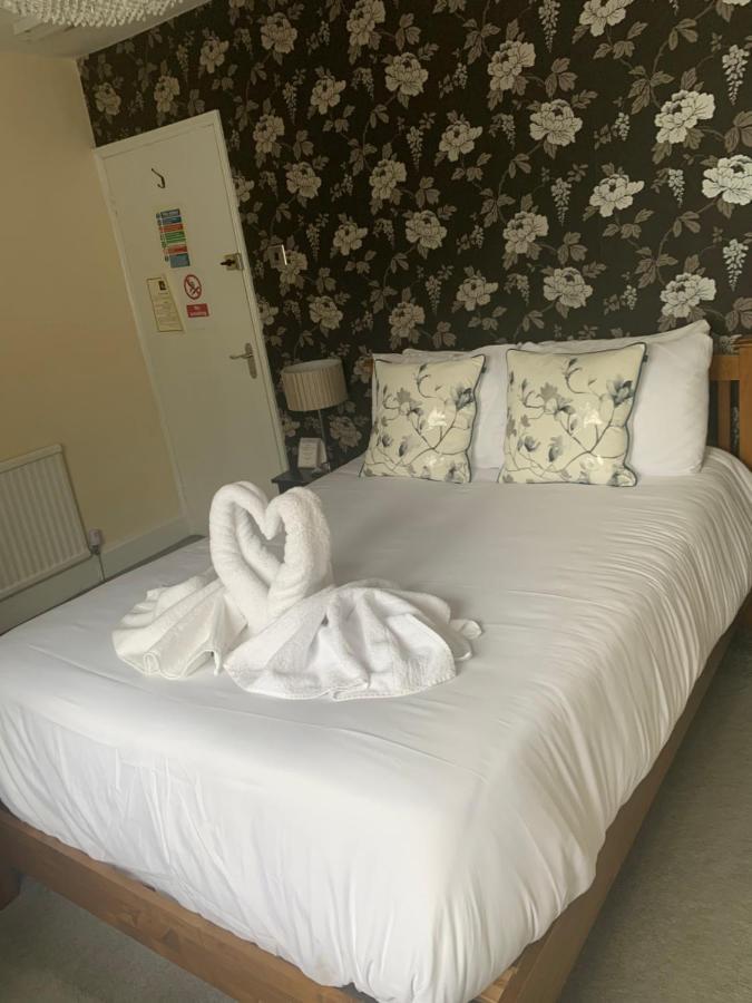 The Swan @ Stoford Hotell Eksteriør bilde A bed with a towel swan