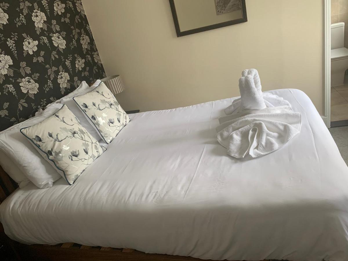 The Swan @ Stoford Hotell Eksteriør bilde A bed with a duvet