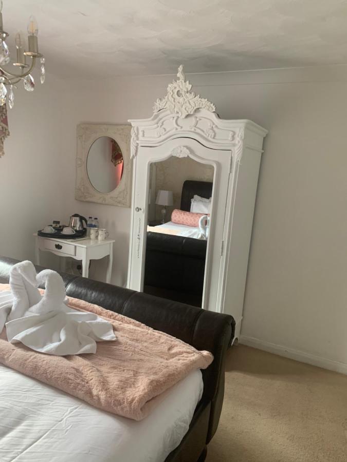 The Swan @ Stoford Hotell Eksteriør bilde A mirrored armoire