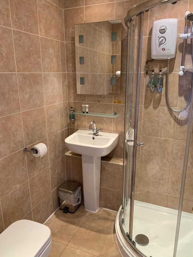 The Swan @ Stoford Hotell Eksteriør bilde A shower cubicle
