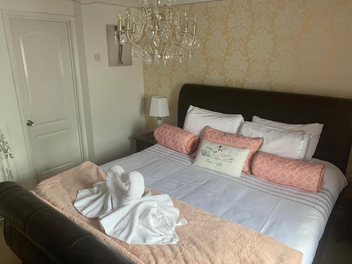 The Swan @ Stoford Hotell Eksteriør bilde A bedroom at the hotel