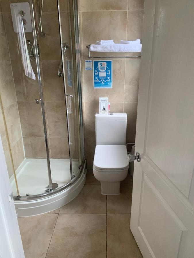 The Swan @ Stoford Hotell Eksteriør bilde A shower cubicle